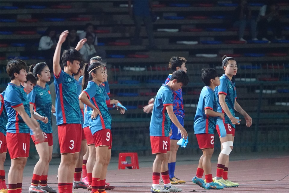 Các cầu thủ của tuyển nữ Myanmar và tuyển nữ Việt Nam đã ra sân khởi động và sẵn sàng cho trận chung kết bóng đá nữ SEA Games 32 chuẩn bị diễn ra vào lúc 19h30 tối nay (15.5).