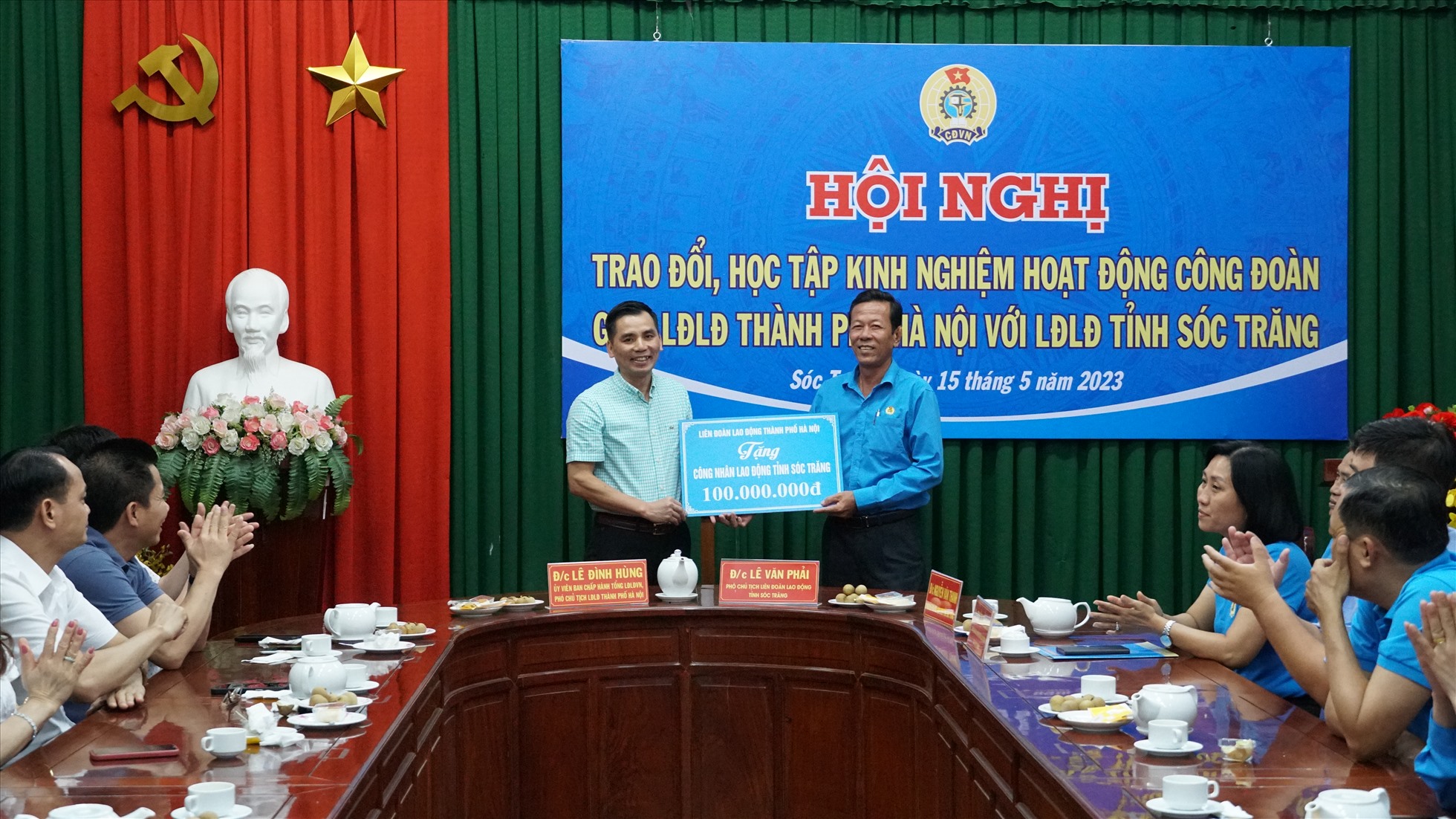 LĐLĐ TP Hà Nội trao tặng 100 triệu đồng cho công nhân, người lao động nghèo của LĐLĐ tỉnh Sóc Trăng. Ảnh: Anh Khoa