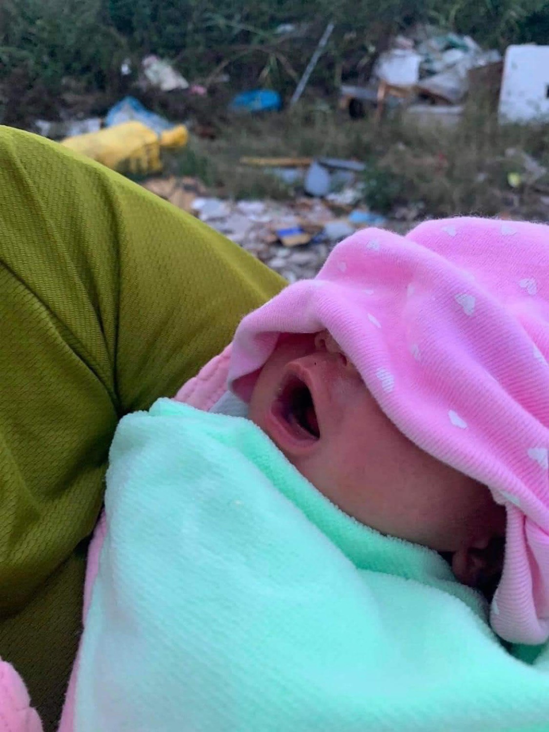 Bé trai sơ sinh khoảng 4 ngày tuổi bị bỏ rơi ở nhà rác xã Bình Trung, Thăng Bình, Quảng Nam. Ảnh Anh My