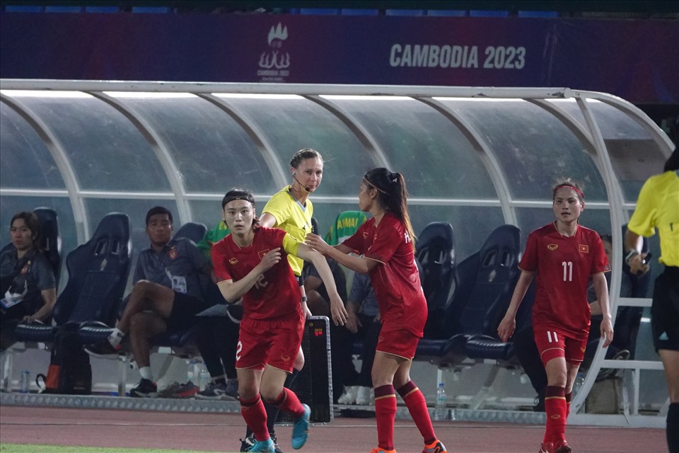 Phút 70 trận đấu với Myanmar, tuyển Việt Nam đang dẫn trước 1-0, huấn luyện viên Mai Đức Chung tung tiền đạo Thanh Nhã vào sân thay cho Bích Thùy.