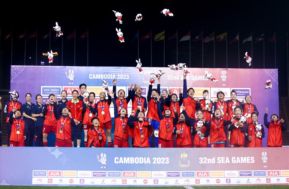 Tuyển nữ Việt Nam ăn mừng tấm huy chương vàng SEA Games 32. Ảnh: Thanh Vũ