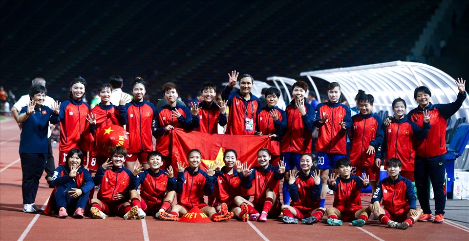 Chiến thắng 2-0 trước Myanmar giúp đội tuyển nữ Việt Nam bảo vệ thành công tấm huy chương vàng tại SEA Games 32. Thầy trò huấn luyện viên Mai Đức Chung cũng thiết lập kỉ lục khi trở thành đội giành huy chương vàng liên tiếp nhiều nhất với 4 lần.