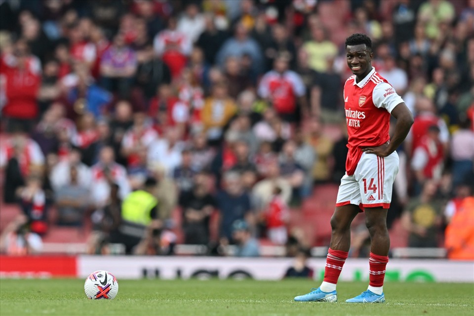 Nketiah thất vọng sau trong trận thua của Arsenal trước Brighton. Ảnh: AFP