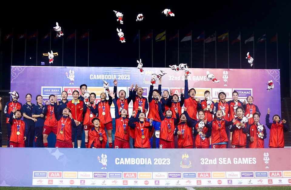 Tuyển nữ Việt Nam lần thứ 4 liên tiếp giành huy chương vàng SEA Games 32. Ảnh: Thanh Vũ