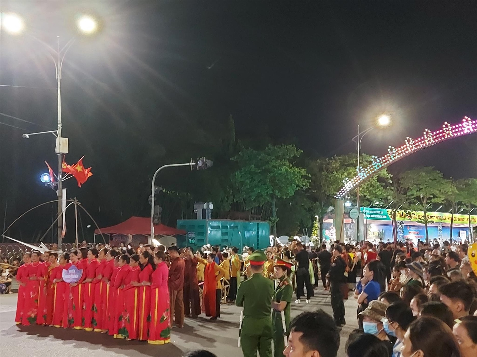 Đông đảo người dân thưởng thức các tiết mục văn nghệ tại lễ hội đường phố. Ảnh: Quỳnh Trang