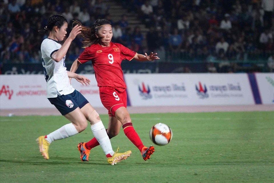 Tại bán kết, Huỳnh Như và các đồng đội tỏ ra quá mạnh so với đội chủ nhà Campuchia.