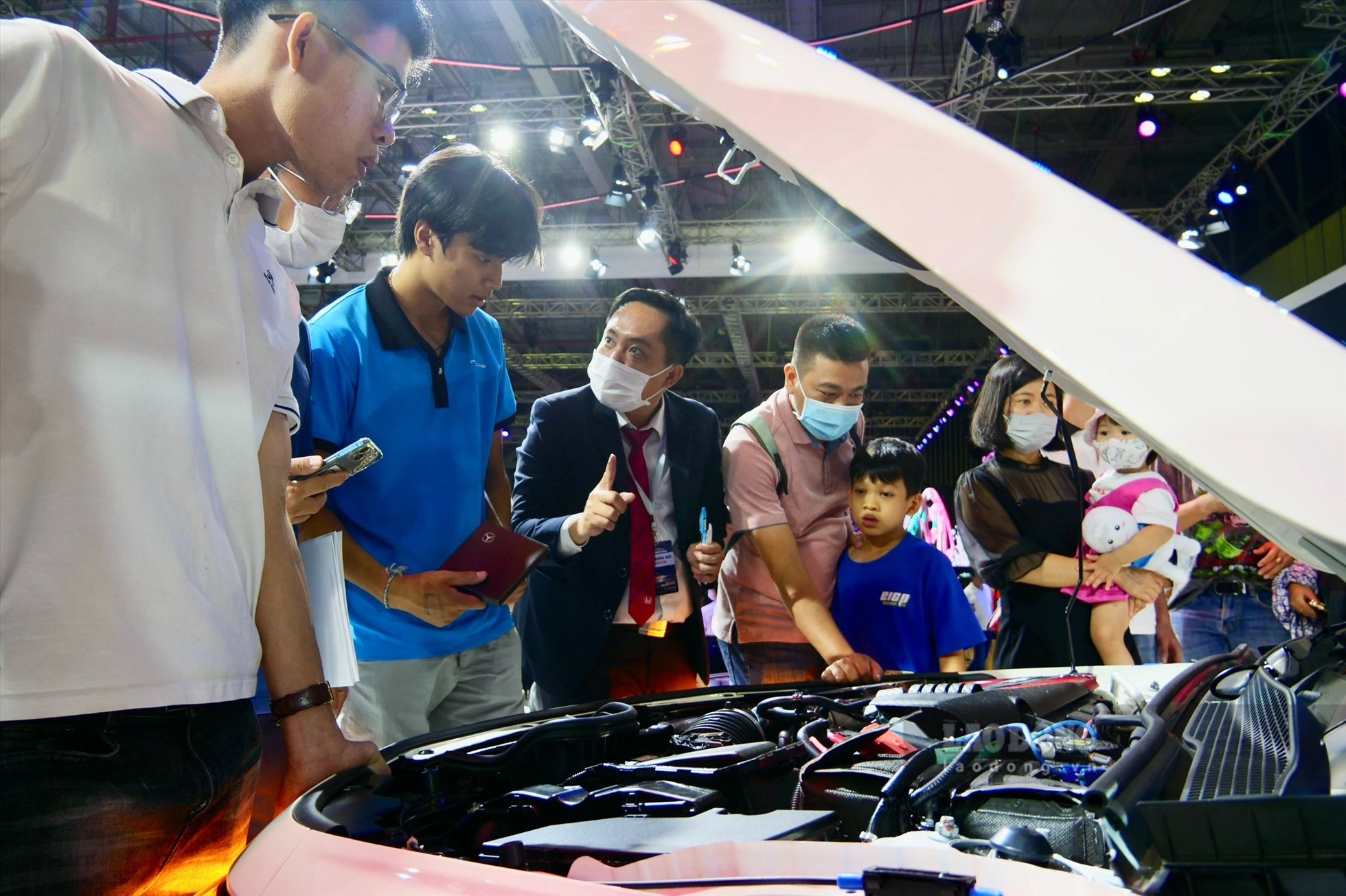Bất chấp những chương trình giảm giá đang được các hãng áp dụng lên tới hàng trăm triệu đồng cho một mẫu xe, doanh số nhiều hãng xe tại Việt Nam vẫn giảm mạnh trong tháng 4.2023. Ảnh: Anh Tú.