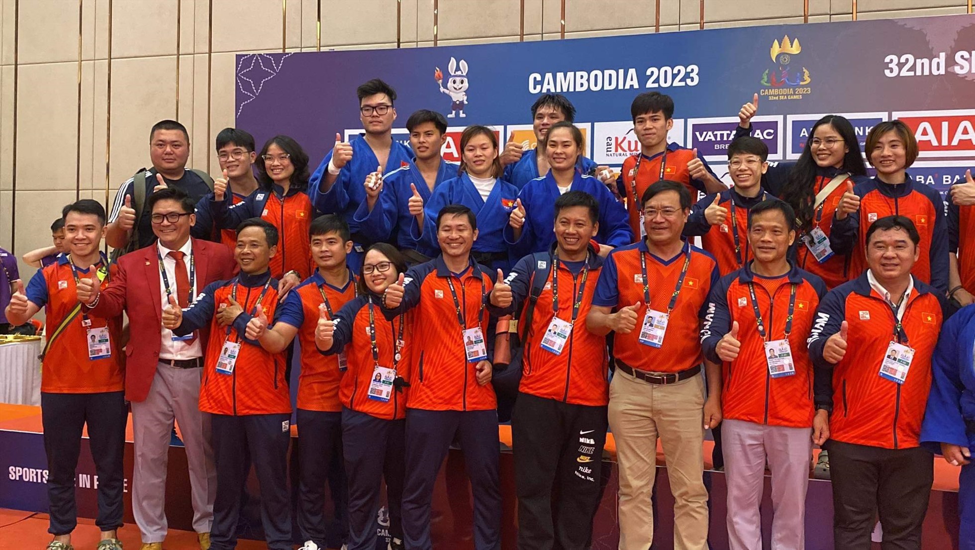 Đội tuyển Judo Việt Nam giành huy chương vàng nội dung đồng đội nam nữ. Ảnh: Lan Hương