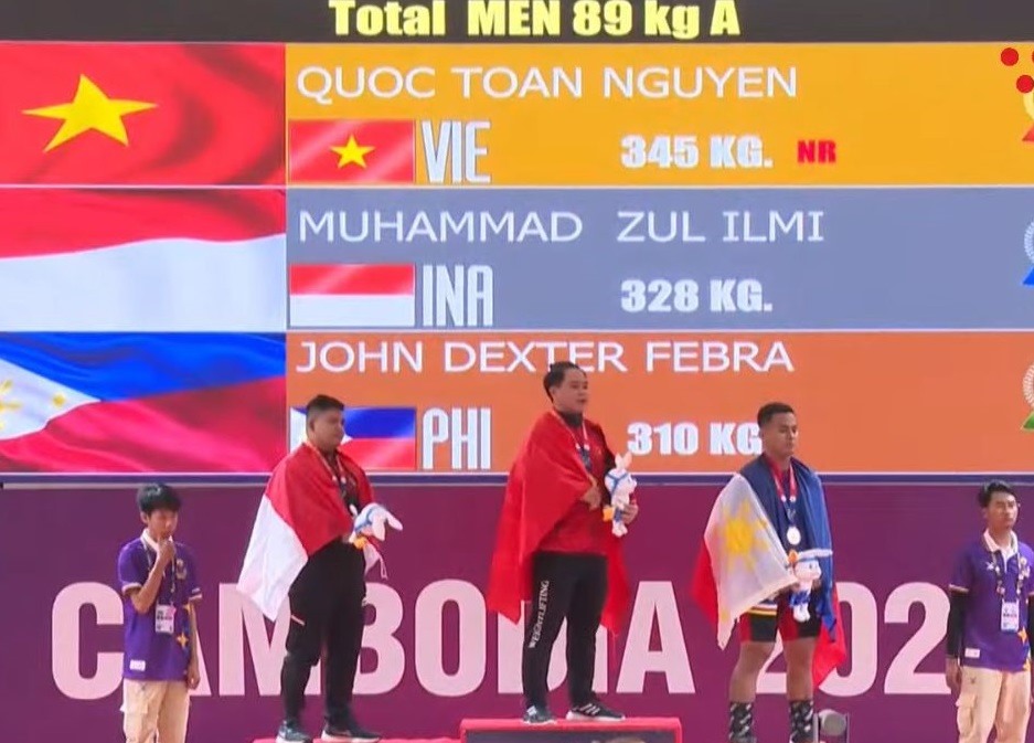 Quốc Toàn nhận huy chương vàng cử tạ hạng 89kg.