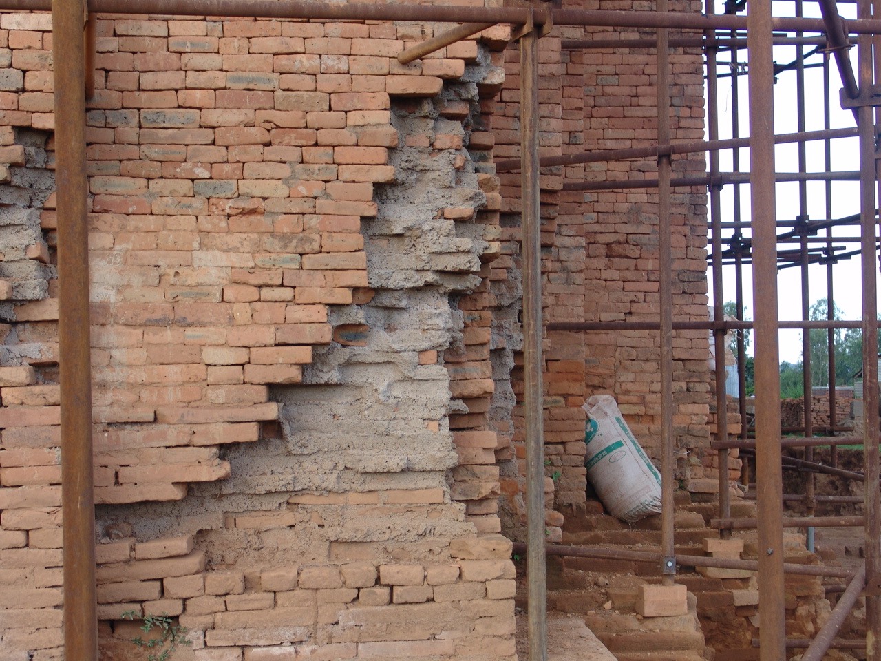 Gạch vồ, xi măng được sử dụng trùng tu tại một tháp Chăm ở Bình Định. Ảnh NTH