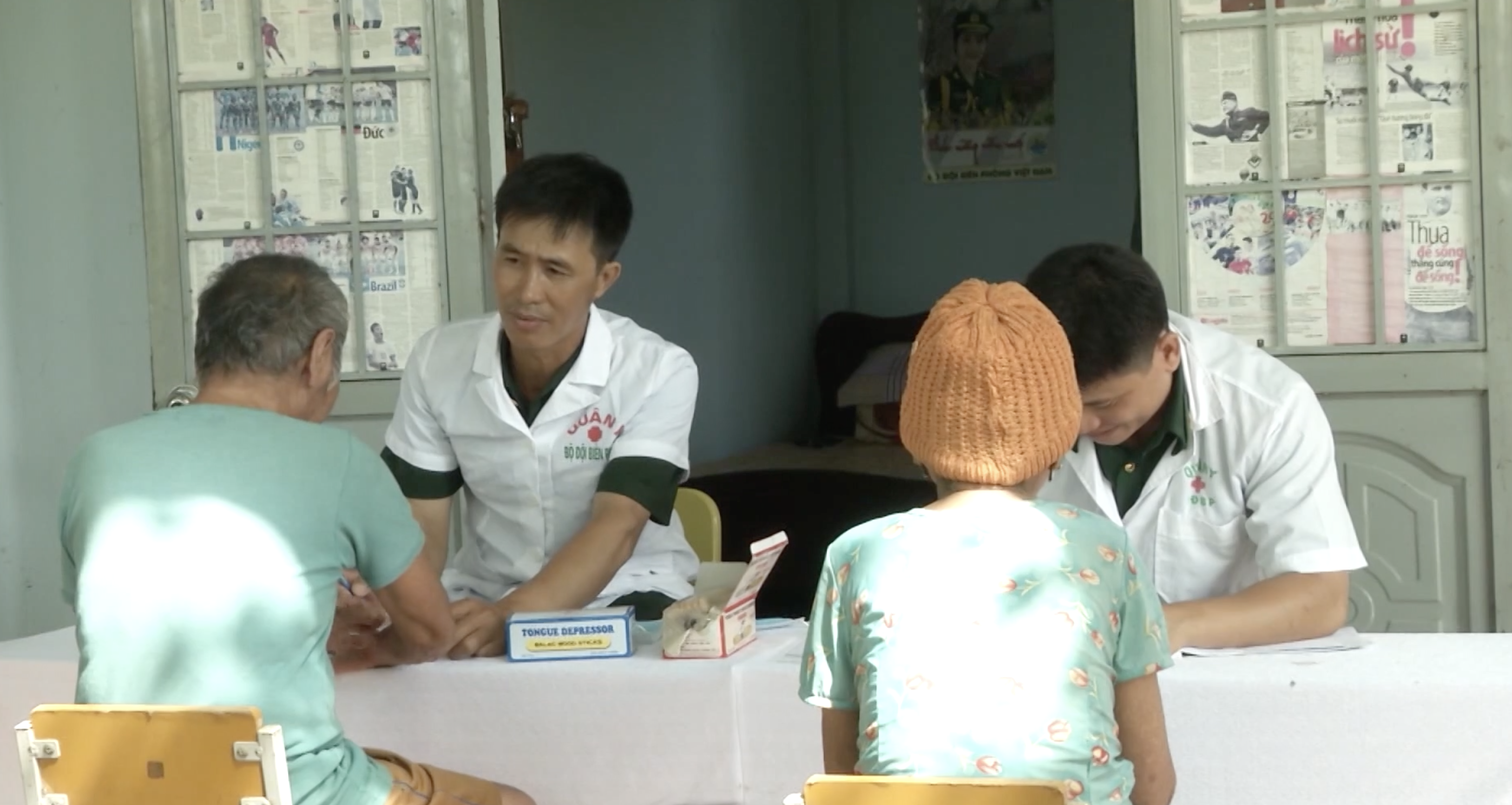 Người dân đến khám sức khỏe ở một phòng khám quân y. Ảnh: Bảo Trung