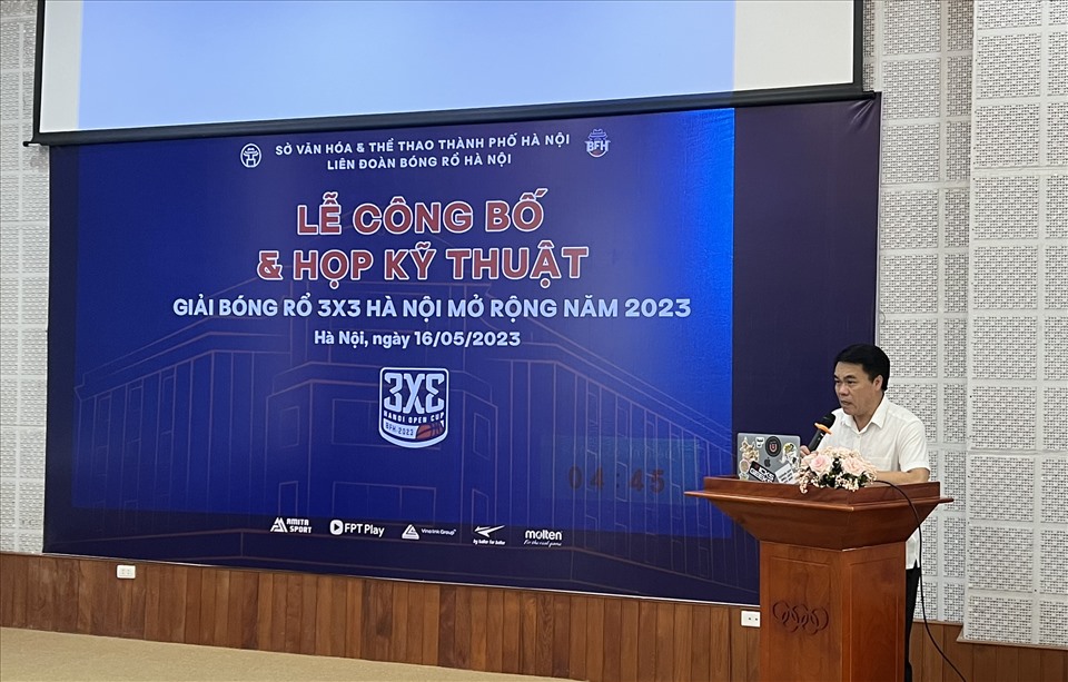 Ông Đinh Văn Luyến phát biểu tại lễ công bố giải bóng rổ 3x3 Hà Nội mở rộng 2023. Ảnh: Minh Phong