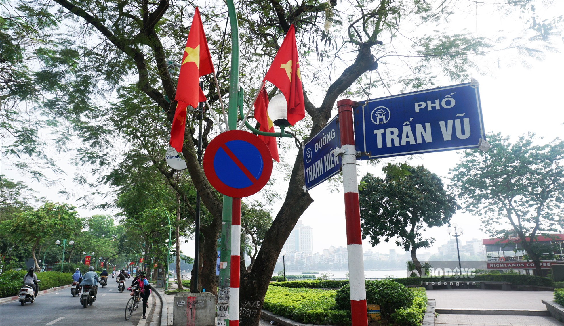 Đường Thanh Niên cũng là một trong những con đường độc đáo nhất thủ đô, nằm giữa hồ Tây và hồ Trúc Bạch rợp bóng cây xanh.