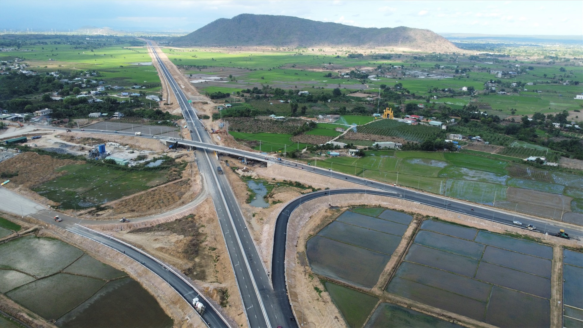 Tại vị trí nút giao cao tốc Vĩnh Hảo - Phan Thiết với Quốc lộ 28 qua huyện Hàm Thuận Bắc Bình Thuận được thiết kế với các đường vào cao tốc, đường từ cao tốc ra Quốc lộ 28 và cầu vượt dân sinh.