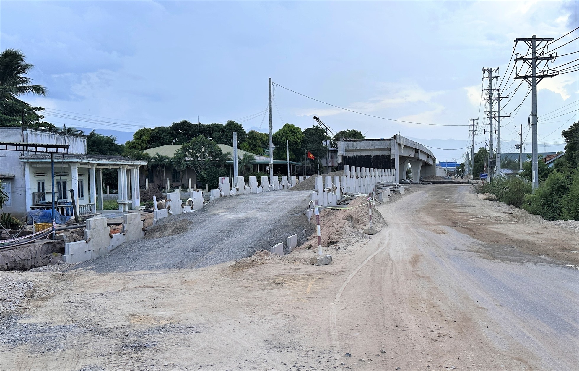 Cầu vượt ngang cao tốc Vĩnh Hảo - Phan Thiết tại xã Thuận Minh, huyện Hàm Thuận Bắc vẫn chưa xong phần đắp nền do chậm trễ trong việc đền bù, giải phóng mặt bằng.
