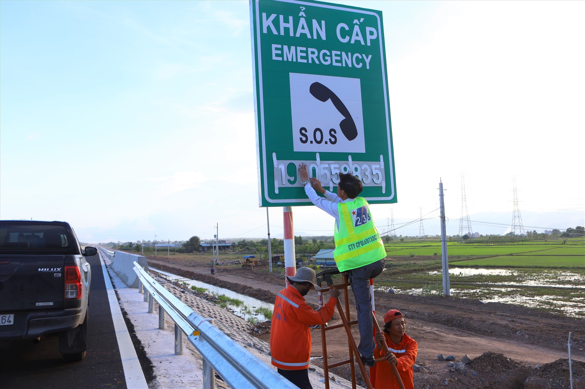 Các đơn vị đang dán số điện thoại để hoàn thiện bảng SOS dọc tuyến cao tốc.