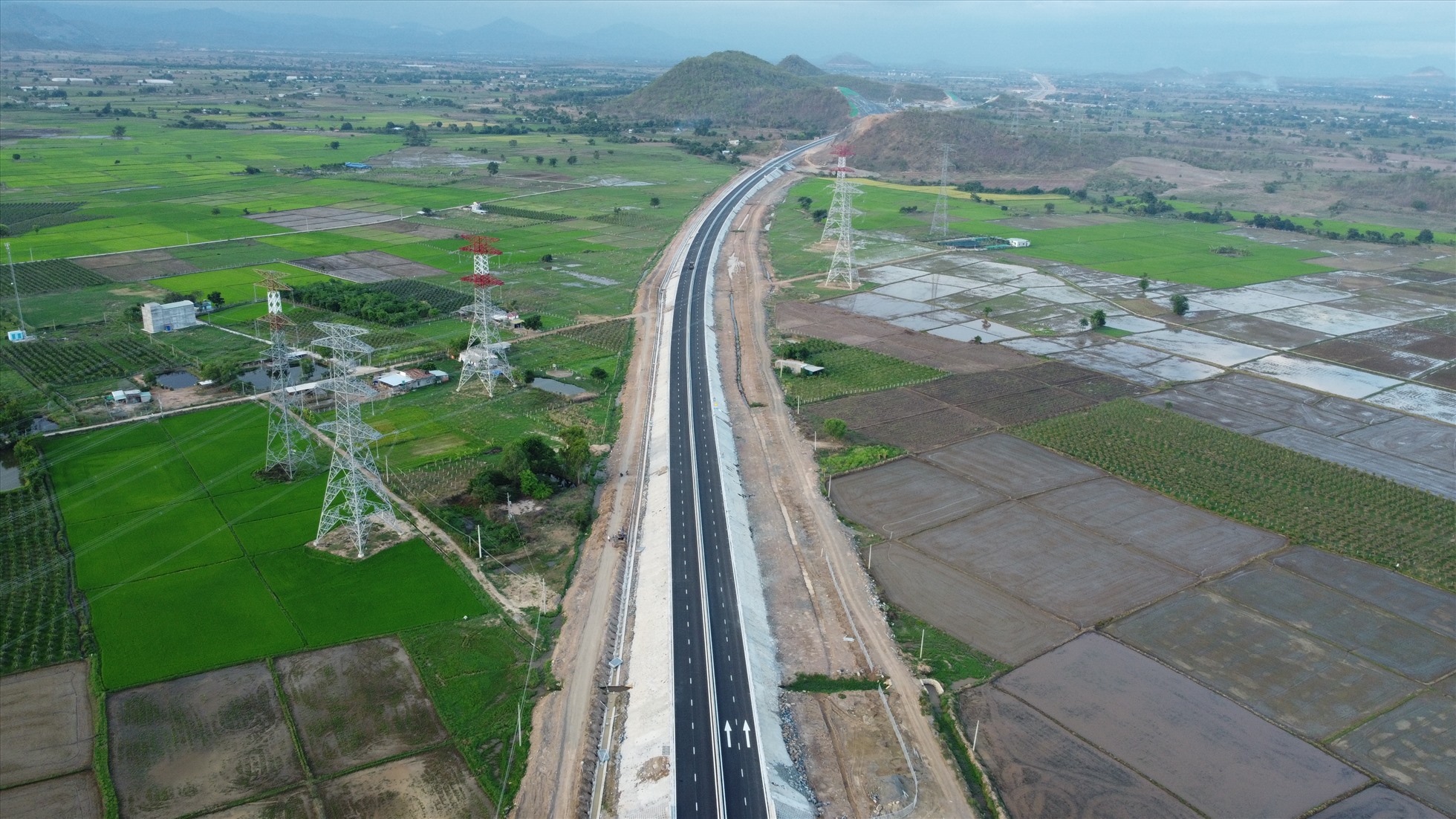 Tuyến cao tốc trải dài qua 4 huyện của tỉnh Bình Thuận, với nhiều đoạn đi qua những cánh đồng lúa xanh ngát trông rất đẹp mắt.