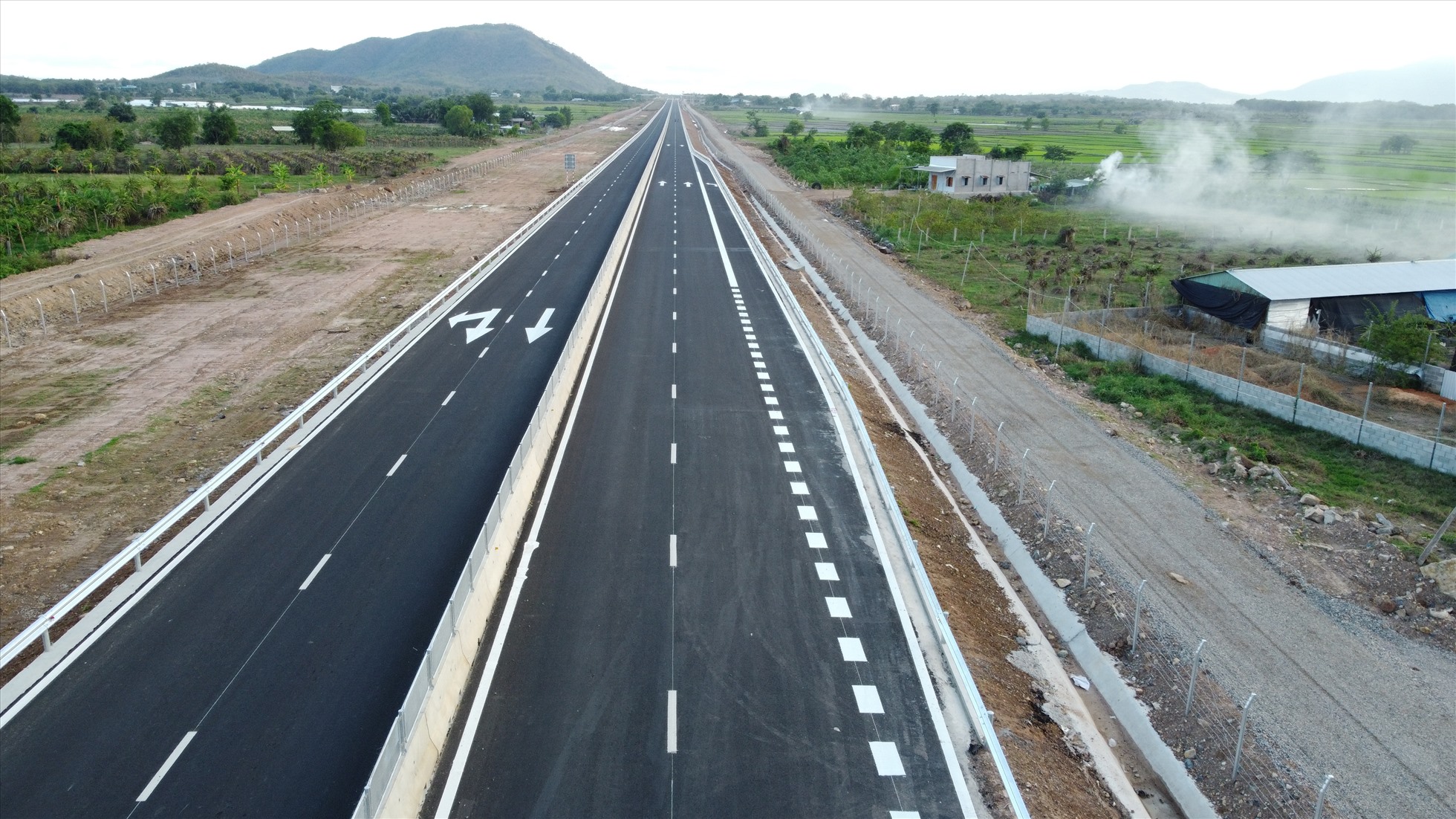 Theo thiết kế, dự án cao tốc Vĩnh Hảo - Phan Thiết giai đoạn 1, được đầu tư quy mô 4 làn xe, bề rộng nền đường 17m, không có làn dừng khẩn cấp.