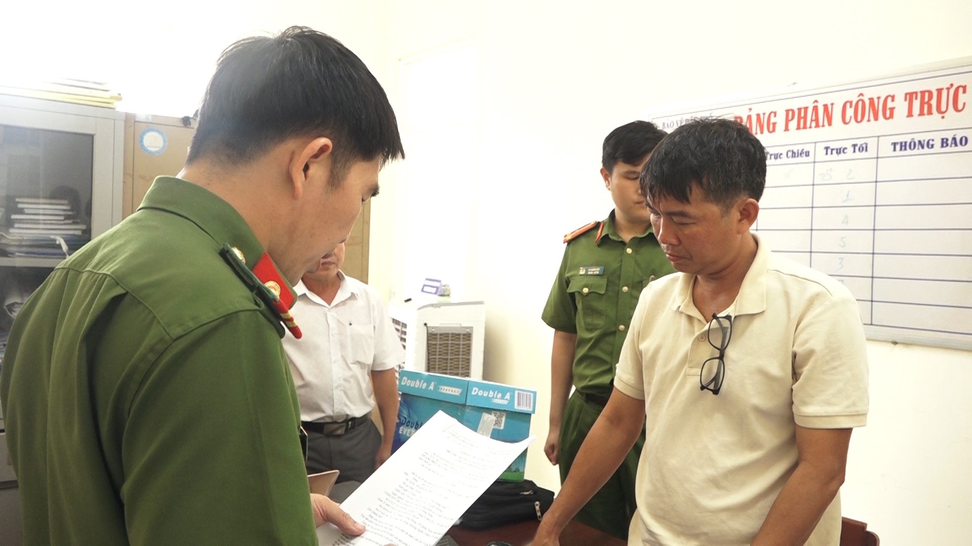 Công an Quảng Ngãi thực hiện lệnh bắt ông Võ Quang Phát - Giám đốc Trung tâm Đăng kiểm xe cơ giới 76-03D. Ảnh: Ngọc Viên