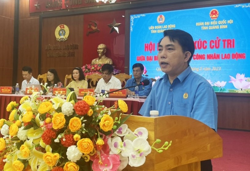 Ông Phan Thanh Lân – Phó Chủ tịch Liên đoàn Lao động tỉnh Quảng Bình trả lời kiến nghị của người lao động. Ảnh: Hồng Thiệu