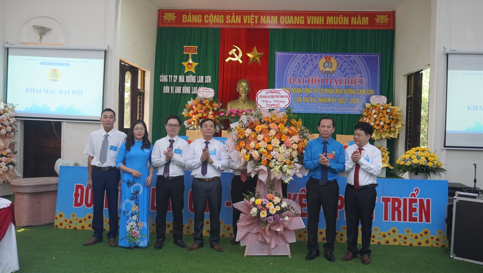 Đại diện lãnh đạo LĐLĐ tỉnh Thanh Hóa tặng hoa chúc mừng đại hội. Ảnh: Quách Du