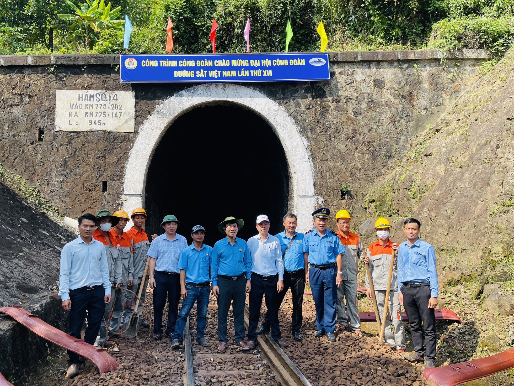 Công trình “Sửa chữa đường trong Hầm số 14 Km774+590” đi qua đèo Hải Vân dài hơn 1,2 km. Ảnh: Mai Hương