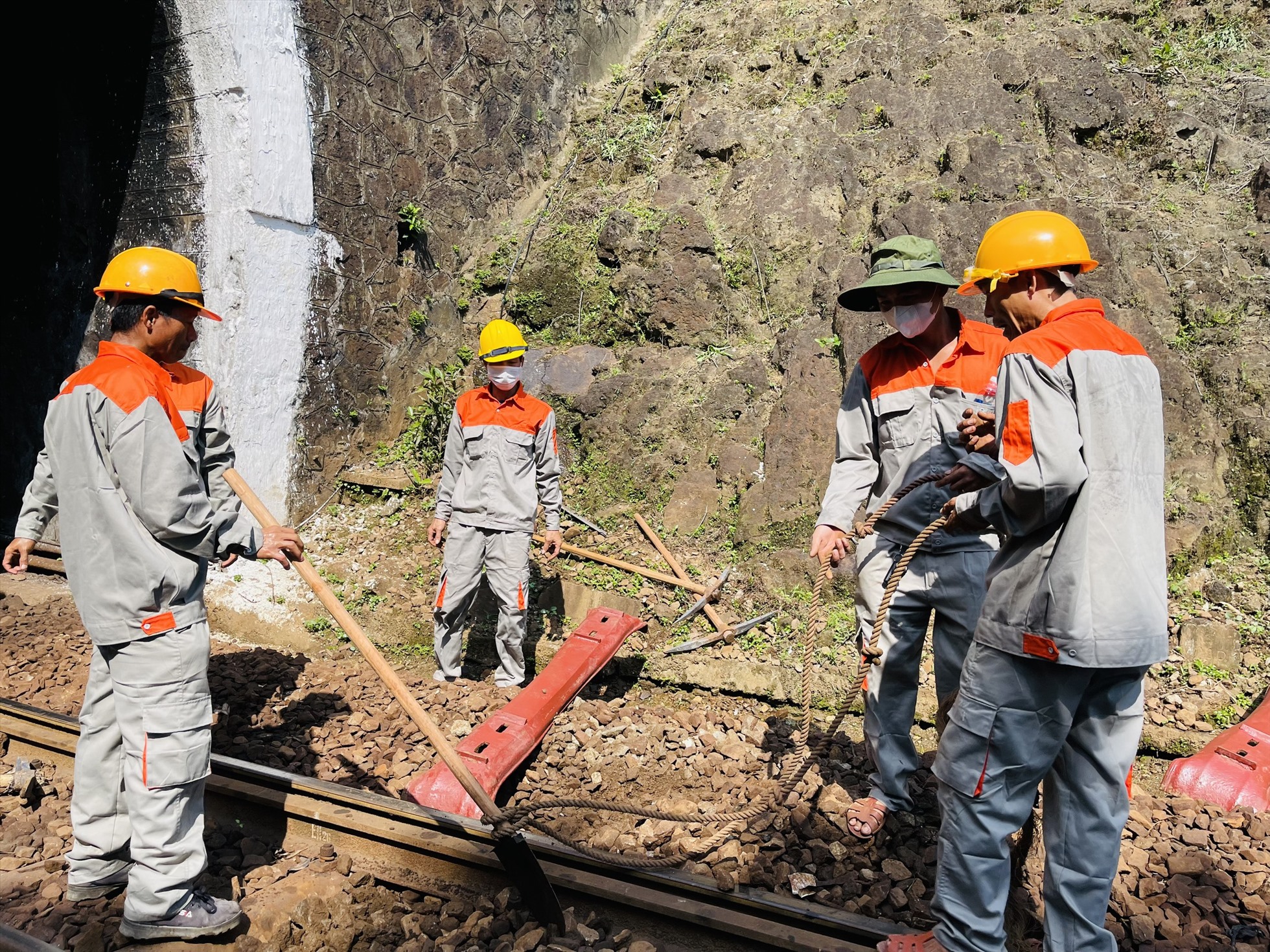 Công nhân thi công Công trình “Sửa chữa đường trong Hầm số 14 Km774+590“. Ảnh: Mai Hương