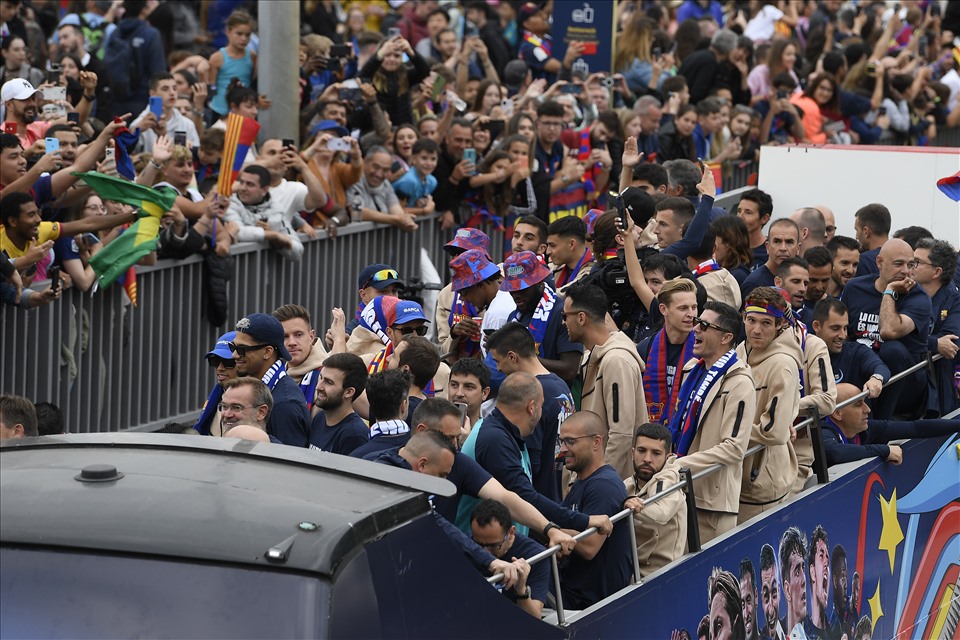 Các cầu thủ Barcelona diễu hành ăn mừng chức vô địch La Liga.  Ảnh: AFP