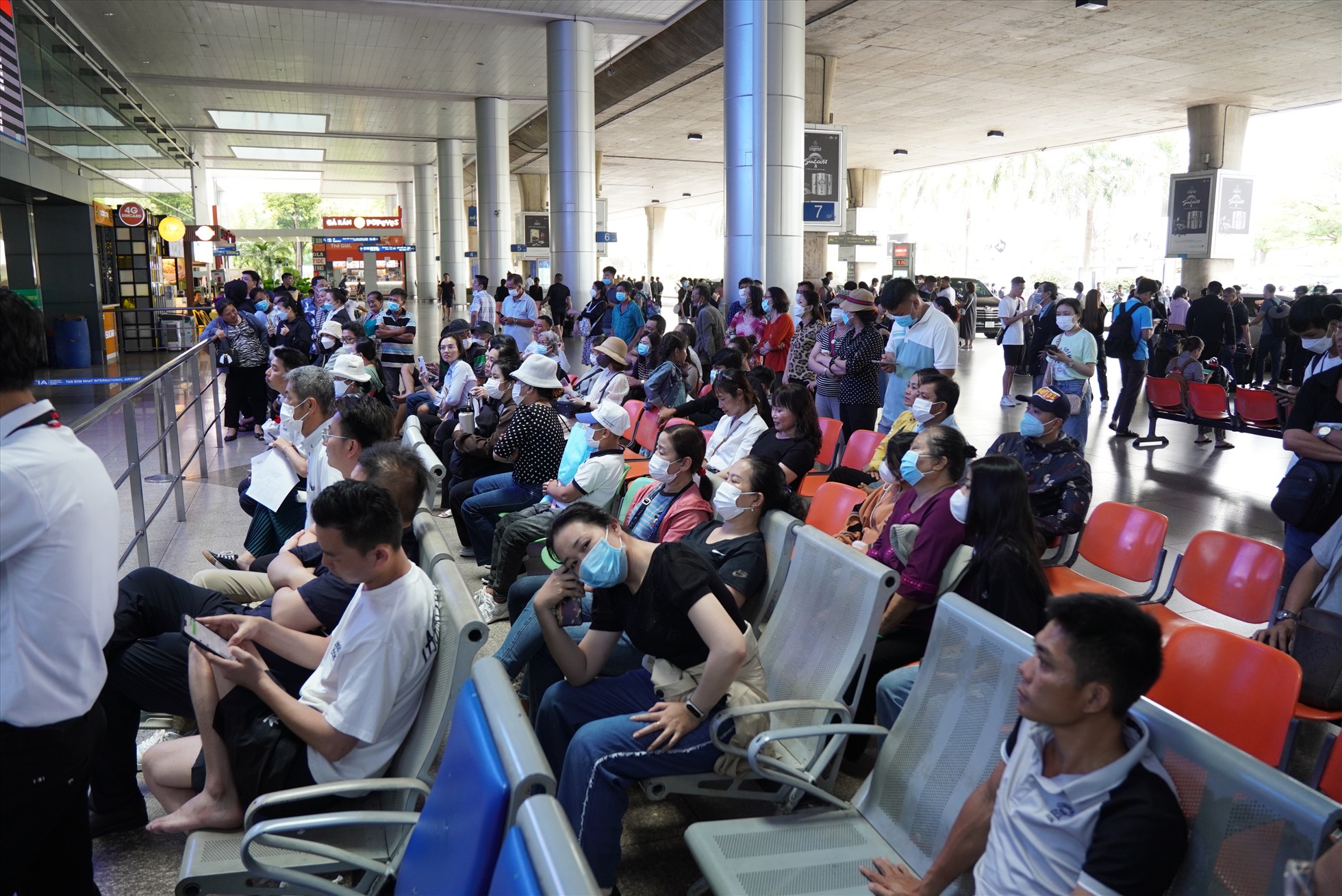 Từ 12h chiều, nhiều cổ động viên đã đến sảnh chờ ở ga quốc tế, Sân bay Tân Sơn Nhất để chào đón đội tuyển bóng đá nữ Việt Nam về nước. Ảnh: Hữu Chánh