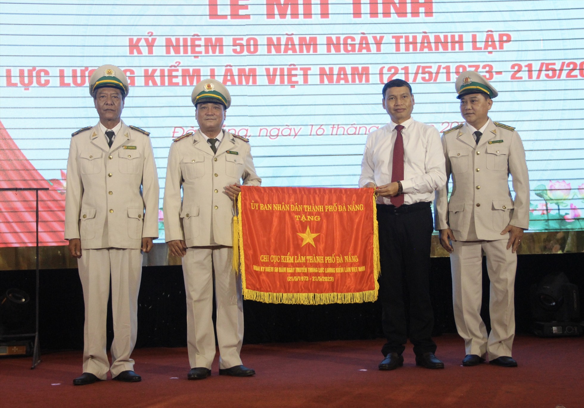 UBND thành phố tặng cờ ghi nhận thành tích xây dựng và phát triển cho Chi cục Kiểm lâm TP Đà Nẵng. Ảnh: Mai Hương
