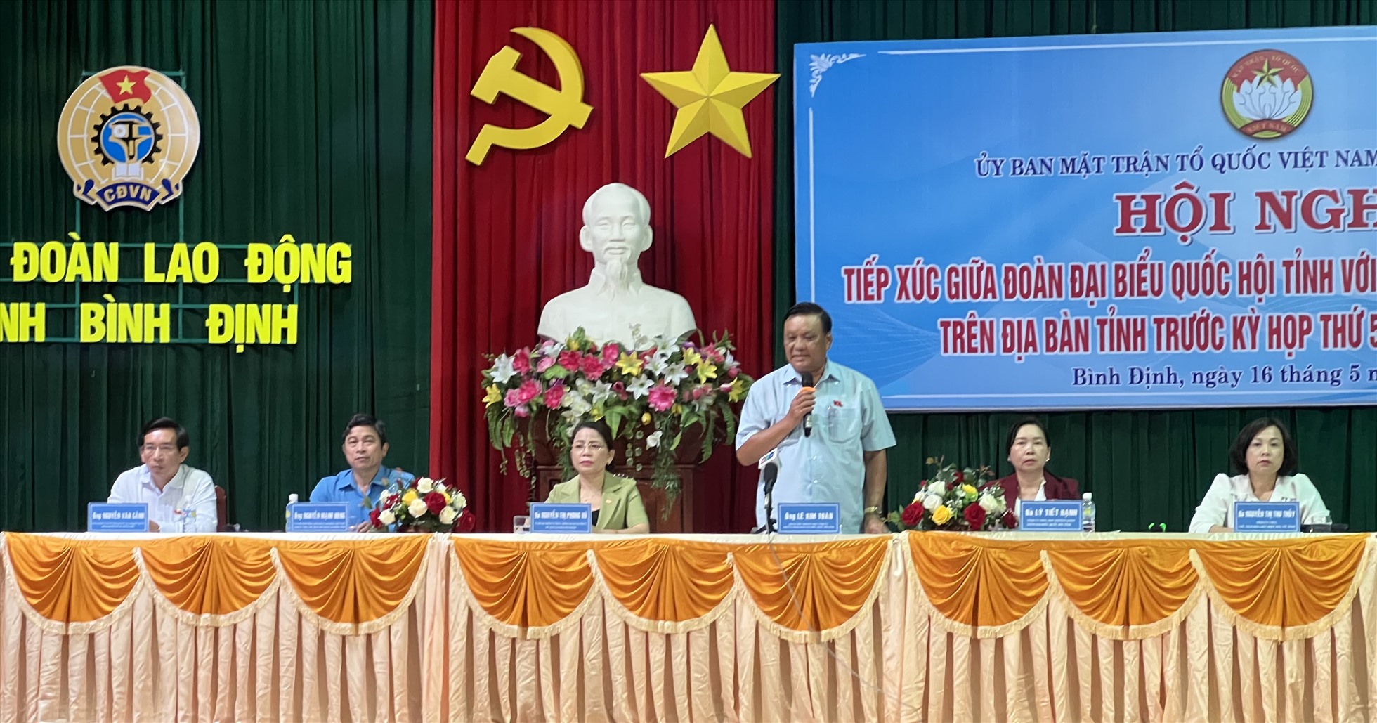 Trưởng Đoàn đại biểu Quốc hội Bình Định Lê Kim Toàn tại buổi tiếp xúc cử tri. Ảnh: Xuân Nhàn.