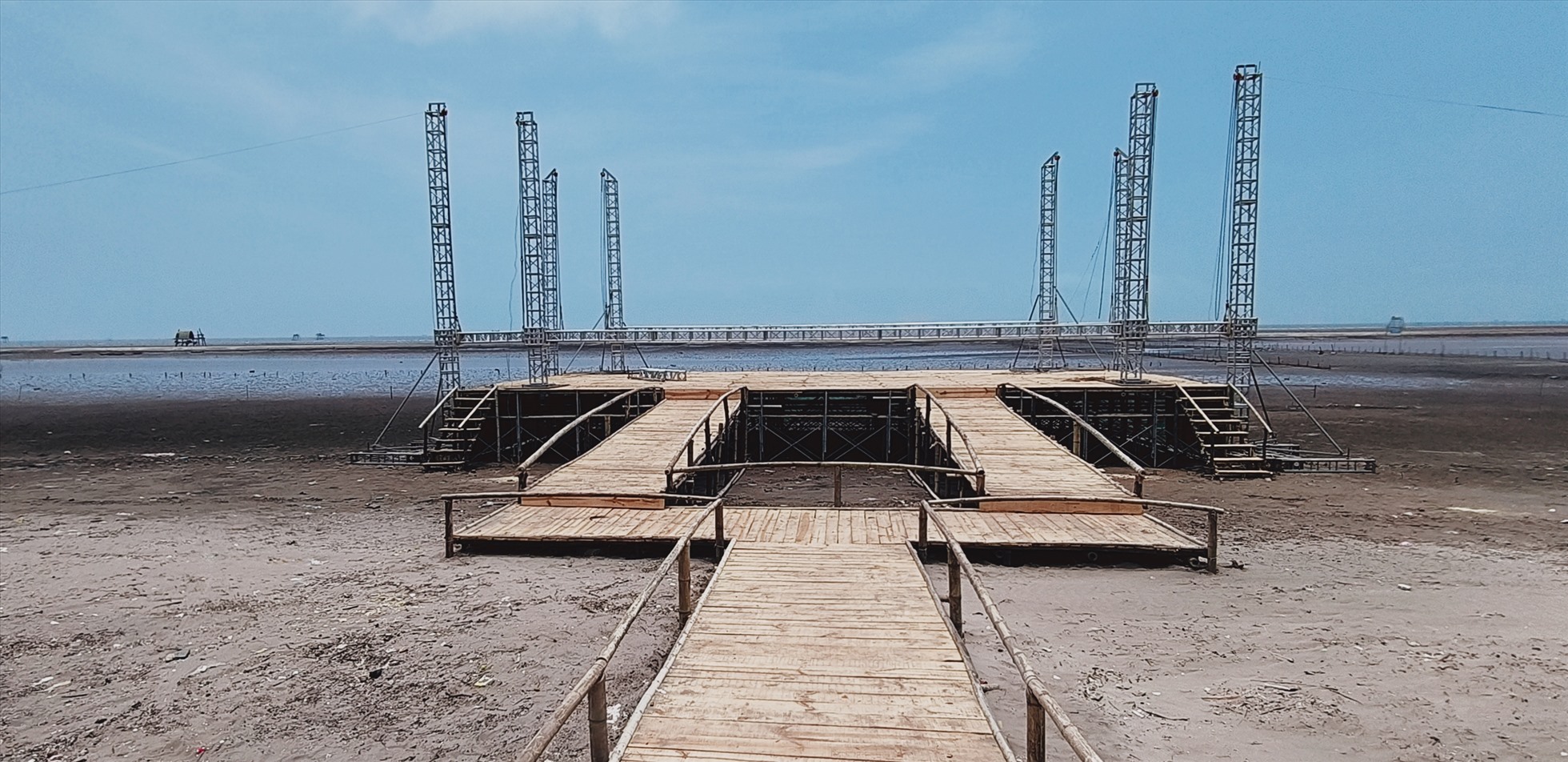 Khu vực sân khấu ngoài trời được dụng ngay khu bãi biển trung tâm Cồn Đen. Ảnh: Trung Du