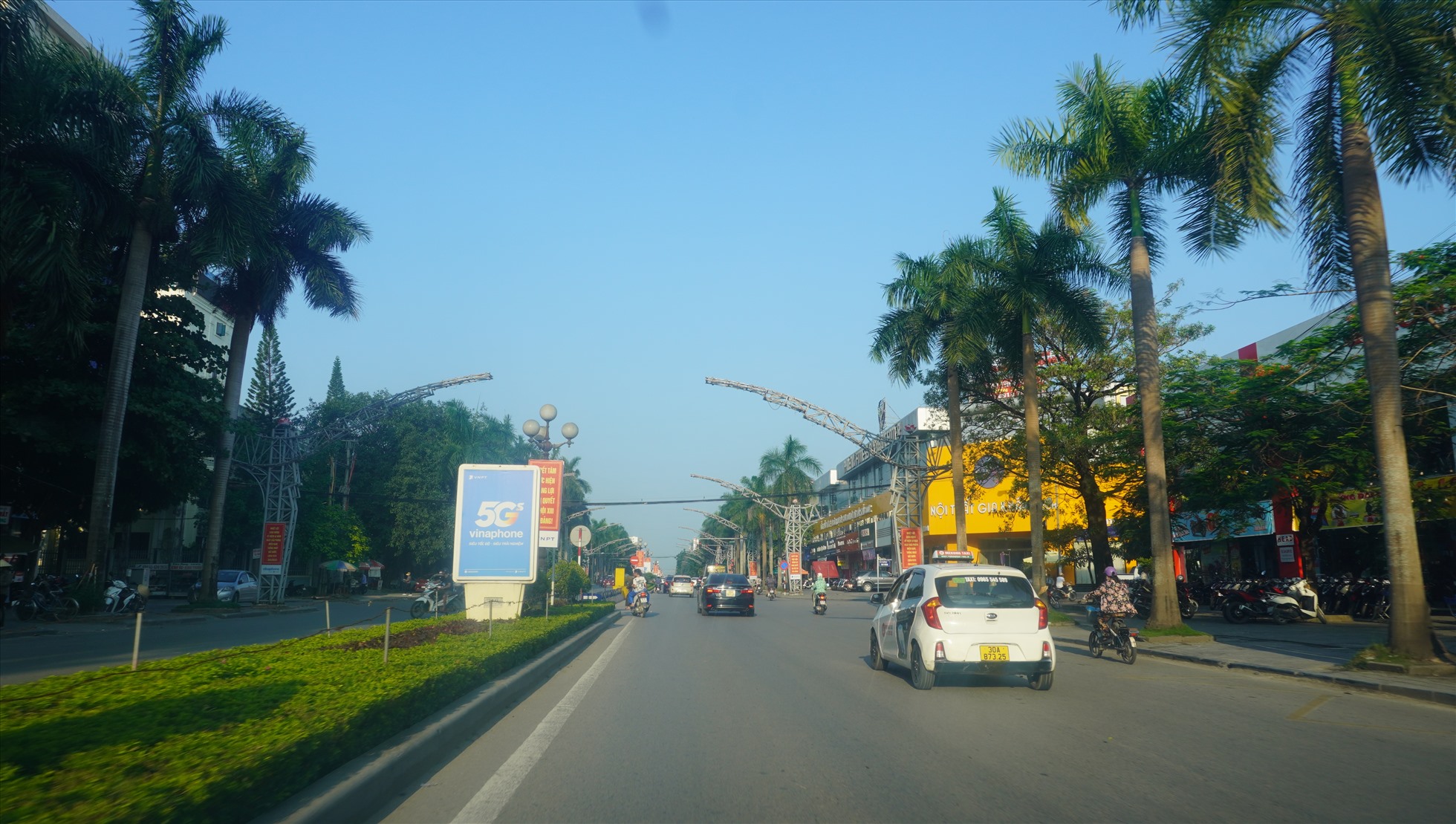 Đại lộ Lê Lợi được xem là tuyến đường rộng và đẹp nhất TP.Thanh Hóa. Ảnh: Quách Du