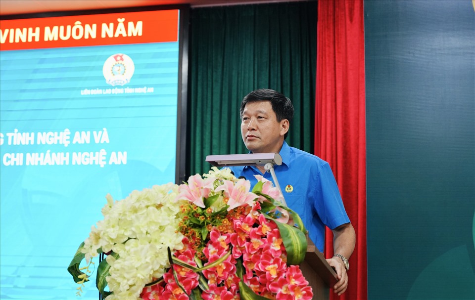 Ông Kha Văn Tám - Chủ tịch Liên đoàn Lao động tỉnh Nghệ An phát biểu tại lễ ký kết. Ảnh: Quỳnh Trang