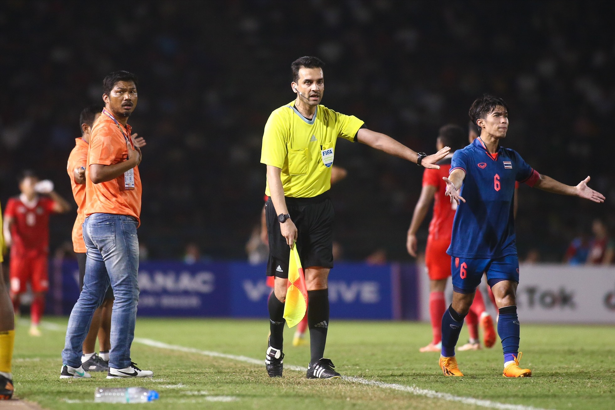 Sanata chớp thời cơ để ghi bàn, trong khi ban huấn luyện và cầu thủ U22 Thái Lan phản đối quyết định của trọng tài khi đã hết thời gian bù giờ. Ảnh: Thanh Vũ