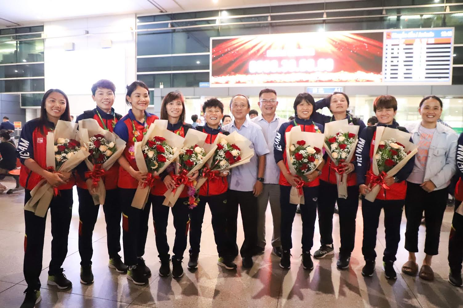 Đội tuyển nữ Việt Nam được các cổ động viên chào đón nồng nhiệt tại sân bay sau khi trở về từ SEA Games 32. Ảnh: VFF