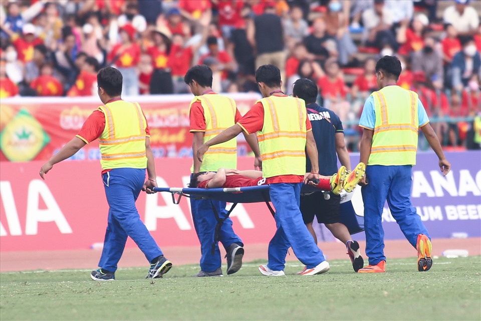 Sau pha va chạm với một cầu thủ U22 Myanmar ở phút 86, Khuất Văn Khang đã bị lật cổ chân. Kết quả là anh phải rời sân bằng cáng để nhường chỗ cho Huỳnh Công Đến.