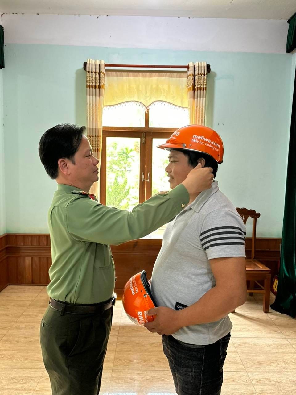Công an huyện Nam Giang, Quảng Nam tặng 2 mũ bảo hiểm cho vợ chồng anh Hội vì cảm mến hành động dũng cảm cứu người của anh Hội. Ảnh Công an Nam Giang.