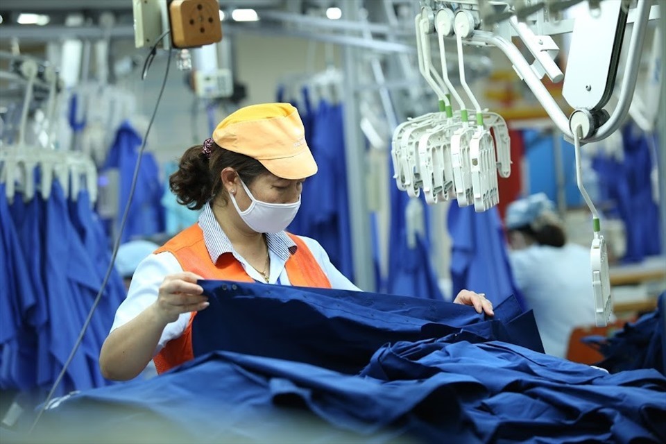 Nhiều doanh nghiệp dệt may Việt Nam đang gặp áp lực lớn, phải cân đối dòng tiền khi đơn hàng dần cạn kiệt. Ảnh: Hải Nguyễn