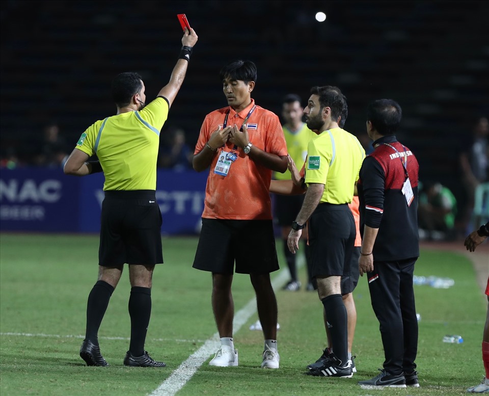 Sau đó, ông cũng truất quyền chỉ đạo (thẻ đỏ) 2 trợ lý huấn luyện viên của Thái Lan và 1 trợ lý huấn luyện viên Indonesia.