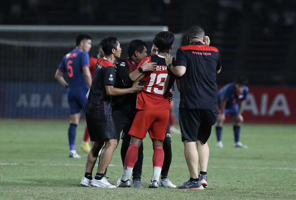 Một tình huống hi hữu xảy ra ở phút bù giờ thứ 8 trong hiệp 2, trọng tài chính thổi còi cho U22 Thái Lan một quả ném biên, nhưng ban huấn luyện và cầu thủ Indonesia tưởng đó là tiếng còi mãn cuộc nên chạy ra sân ăn mừng chiến thắng.