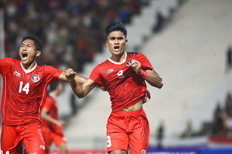U22 Indonesia sớm thể hiện phong độ ấn tượng khi dẫn trước 2-0 ngay trong hiệp 1 từ cú đúp của Ramadhan Sanata.