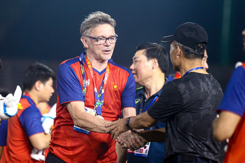 Huấn luyện viên Troussier nhận nhiều lời động viên sau thành tích đưa U22 Việt Nam về đích thứ 3 ở SEA Games 32.