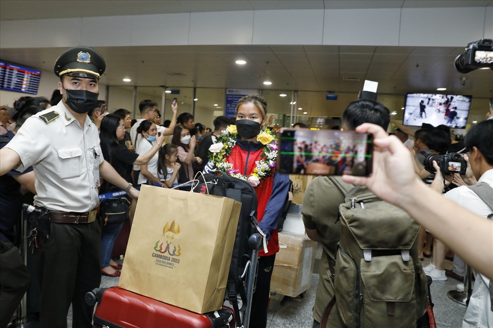 Đội tuyển nữ Việt Nam được đón tiếp nồng nhiệt khi trở về nước sau khi giành huy chương vàng SEA Games 32. Ảnh: