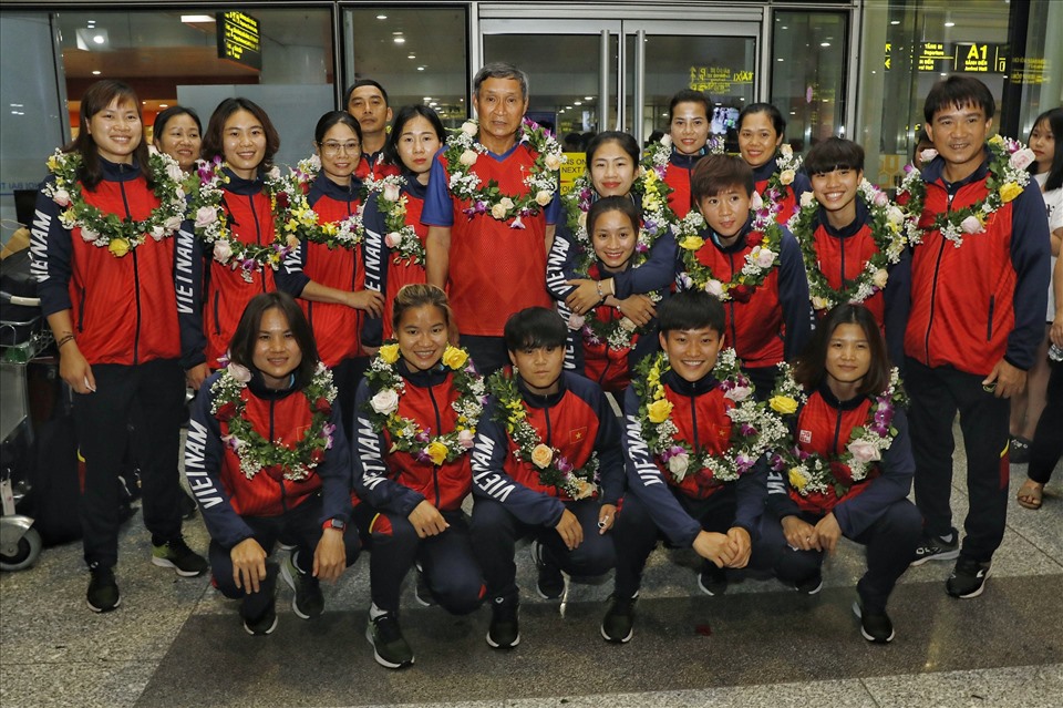 Đội tuyển nữ Việt Nam được đón tiếp nồng nhiệt khi trở về nước sau khi giành huy chương vàng SEA Games 32. Ảnh: