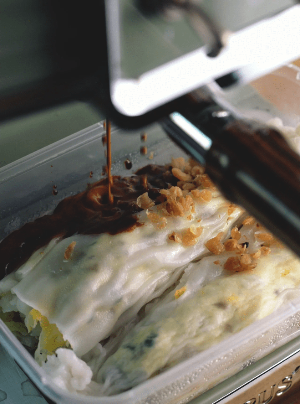 Bánh cuốn sốt cà phê. Ảnh: Sohu