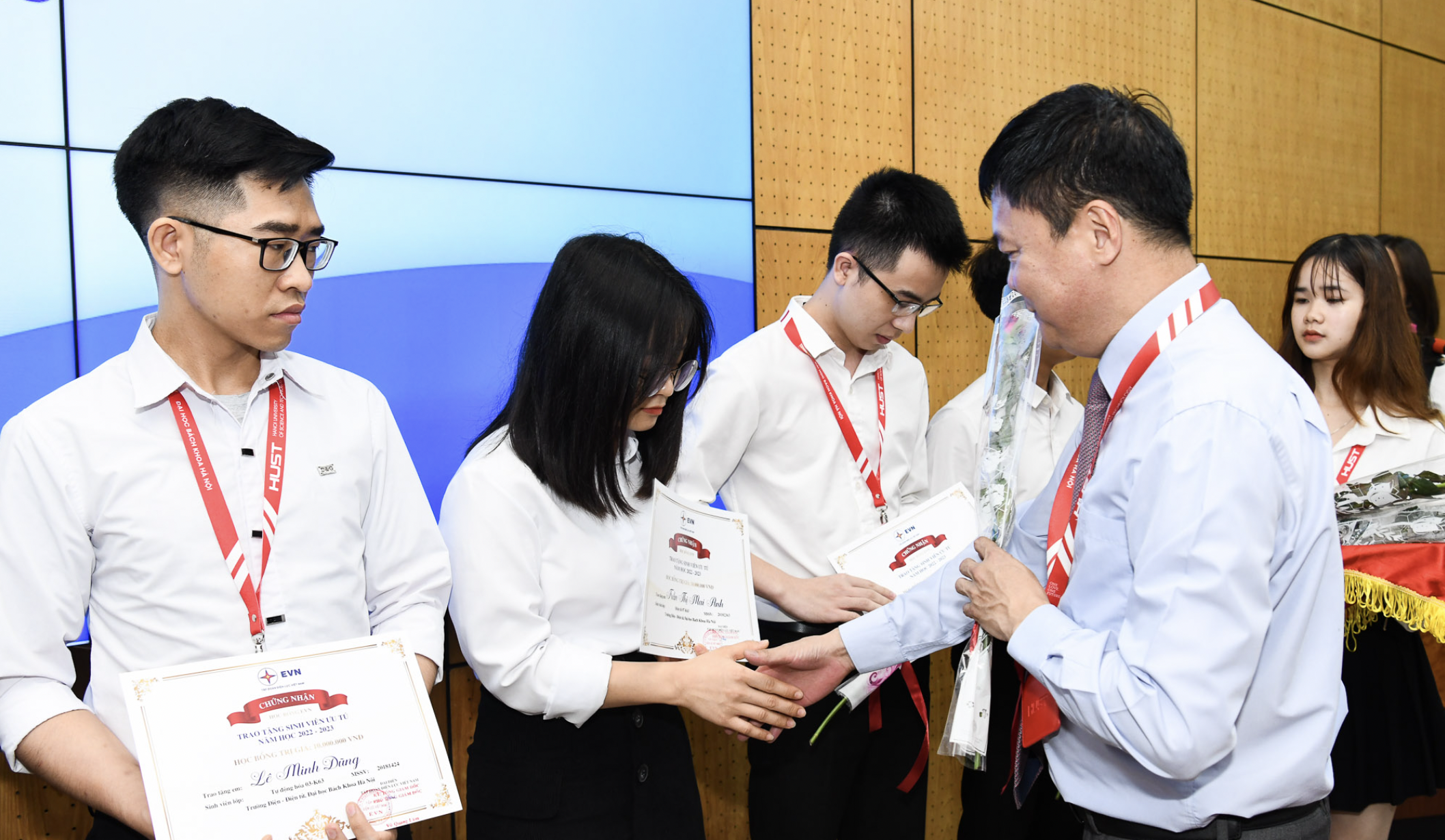 Sinh viên Đại học Bách khoa Hà Nội trong lễ trao học bổng tài trợ từ tập đoàn Điện lực, hôm 8/5. Ảnh: HUST