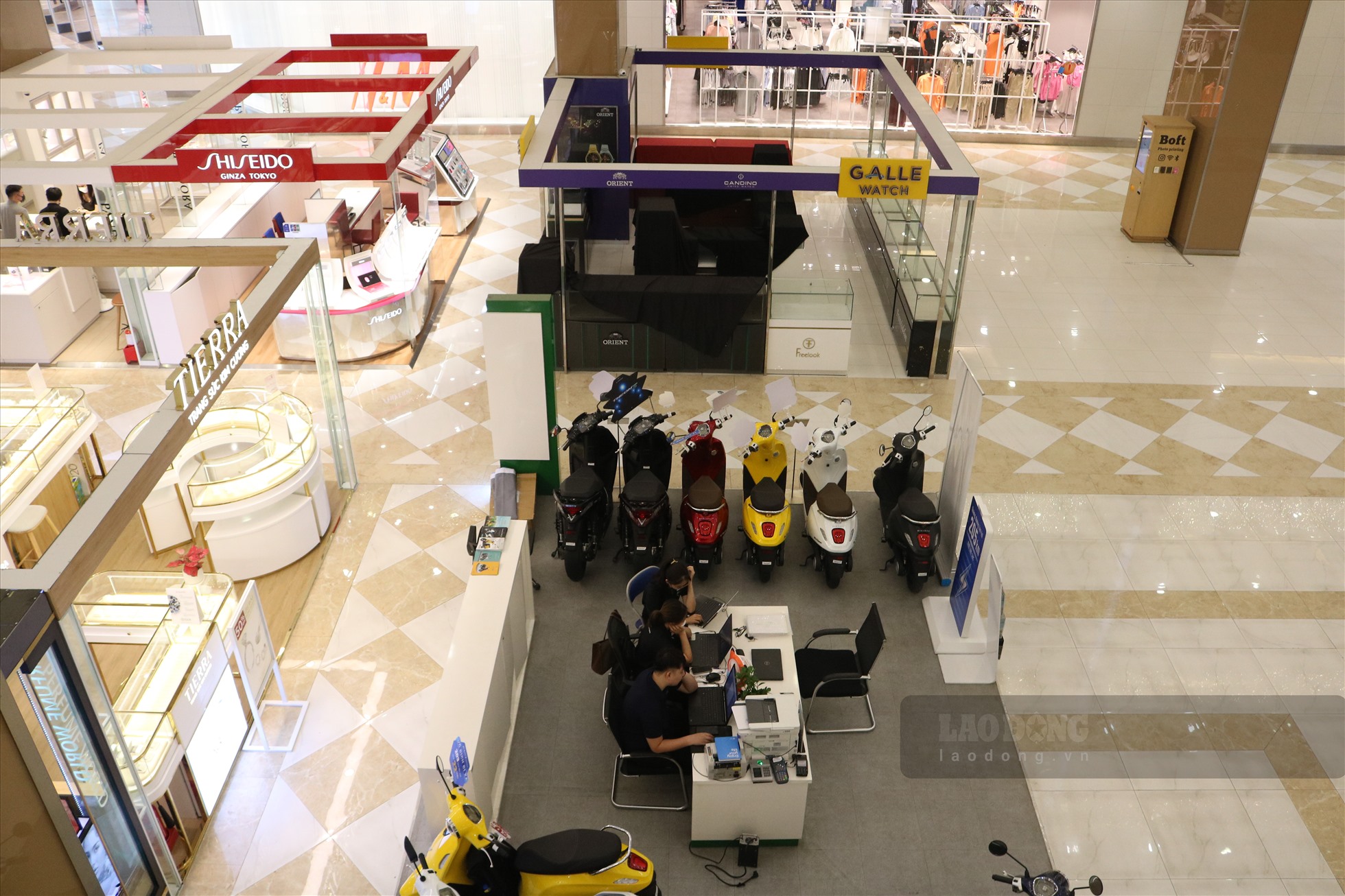 Phần đông người ở trung tâm thương mại là nhân viên của các cửa hàng.