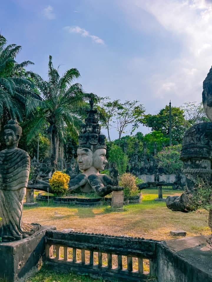 Còn thủ đô Lào cũng có nhiều điểm đến đặc biệt. “Đến Viêng Chăn nhất định bạn phải đi Khải hoàn môn Patuxay, chùa vàng Thạt Luổng hoặc đi khu vườn tượng Phật - địa điểm này xa trung tâm nhất nên các bạn có thể thuê xe máy để chủ động di chuyển”, Giang cho hay.