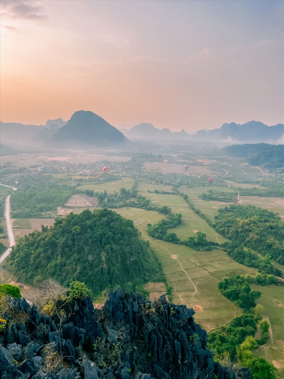 Tại Văng Viêng là trải nghiệm khác lạ, thích hợp để du khách trải nghiệm tham gia các hoạt động dã ngoại ngoài trời như: Trải nghiệm khinh khí cầu, đạp xe, leo núi, chèo thuyền Kayak, zipline, bơi lội,.. “Đến Viêng Chăn nhất định bạn phải đi Khải hoàn môn Patuxay, chùa vàng Thạt Luổng hoặc đi khu vườn tượng Phật - địa điểm này xa trung tâm nhất nên các bạn có thể thuê xe máy để chủ động di chuyển”, anh Giang cho hay.